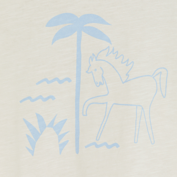 تيشيرت بأكمام قصيرة، باللون البيج الفاتح للأولاد، وعليه نقش الحصان